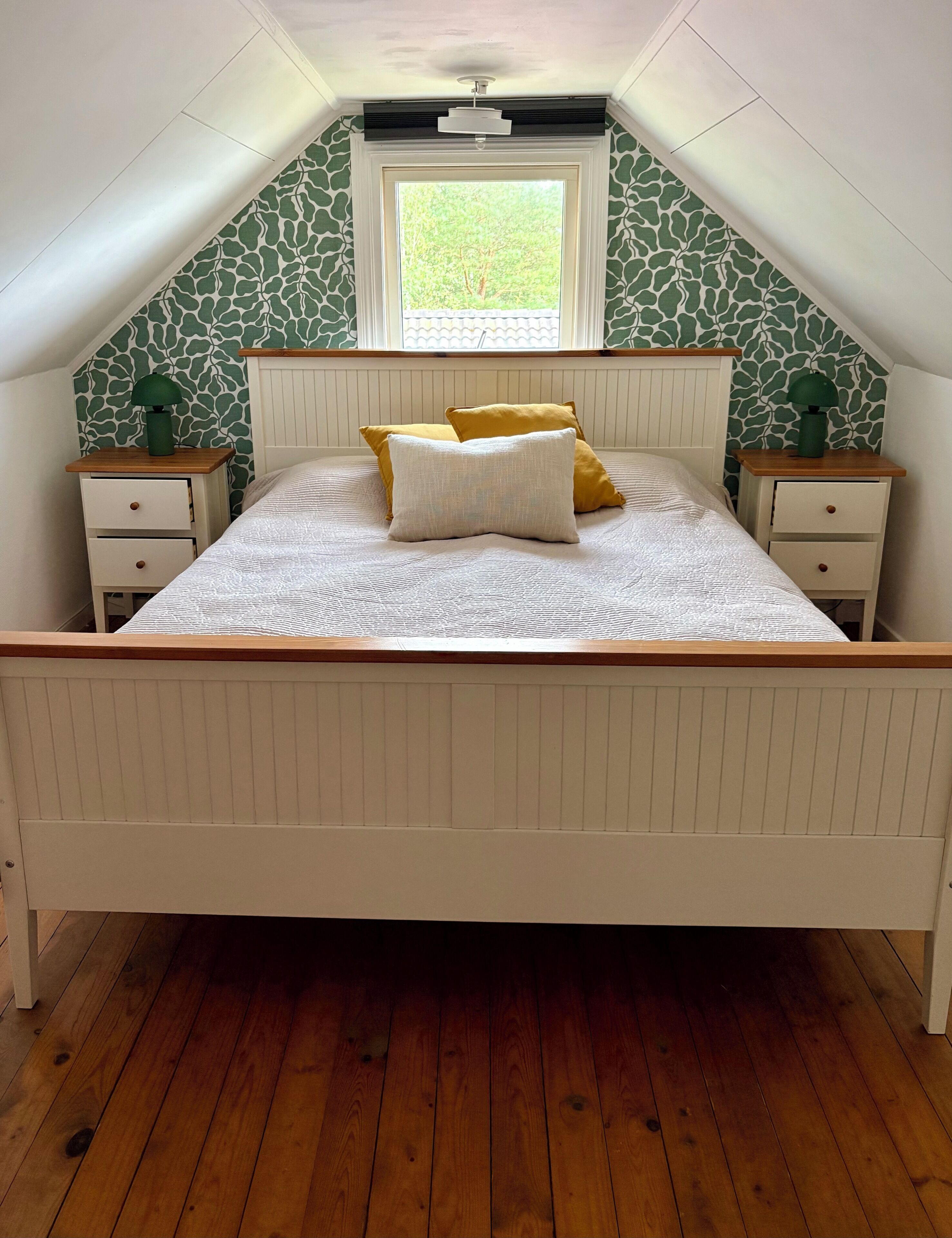 4 bedrooms, desk, iron/ironing board, travel cot