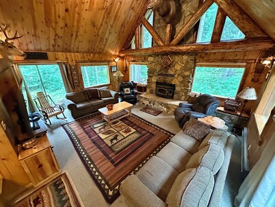 Incredible McCall cabin; 1 min. walk to community beach; boat slip; sleeps 14