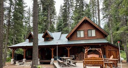 Incredible McCall cabin; 1 min. walk to community beach; boat slip; sleeps 14
