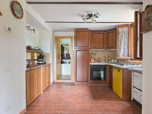 Fridge, oven, dishwasher, cookware/dishes/utensils