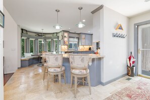 Fridge, stovetop, dishwasher, coffee/tea maker - Lakefront, Hot Tub, Dock, Pool Table, Pet Friendly (Macon)