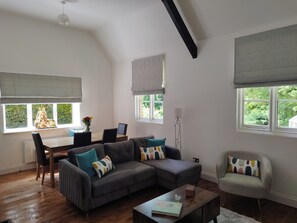 TV - Old School House-2 bedroom-sleeps 6-large garden (Ledbury)