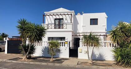 Luxury Villa - Sleeps 4, Hottub Jacuzzi & Parking