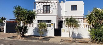 Luxury Villa - Sleeps 4, Hottub Jacuzzi & Parking