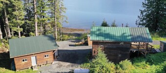 Ocean front 2-bedroom cabin in Whale Pass with strong WiFi