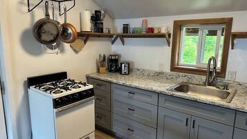 Jääkaappi, mikroaaltouuni, uuni, liesi