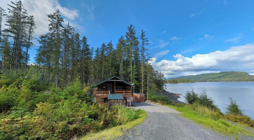 Ocean front 1-bedroom apartment in enchanting Whale Pass with strong WiFi