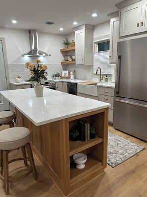 Private kitchen - Charming 2-bedroom house with WiFi, AC in lovely Fairfield (Fairfield)