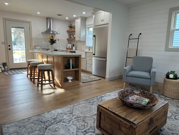 Interior - Charming 2-bedroom house with WiFi, AC in lovely Fairfield (Fairfield)