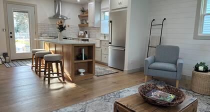 Charming 2-bedroom house with WiFi, AC in lovely Fairfield