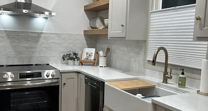 Charming 2-bedroom house with WiFi, AC in lovely Fairfield