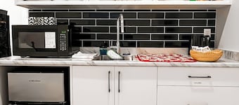 Tastefully furnished new studio in Bear Mountain