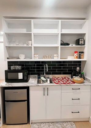 Réfrigérateur, four à micro-ondes, surface de cuisson, cafetière-théière