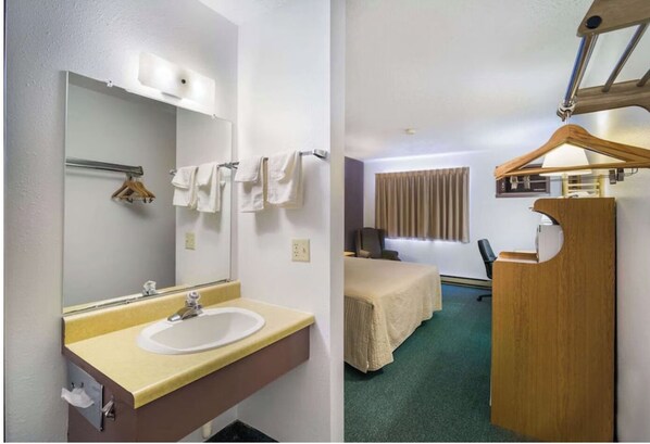 1 chambre, fer et planche à repasser, Wi-Fi gratuit, draps fournis