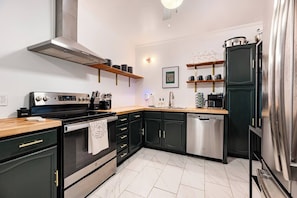 Frigorífico, microondas, horno y placa de cocina
