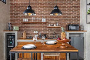 Kühlschrank, Mikrowelle, Herdplatte, Geschirrspüler