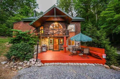 Enjoy a nature retreat in this secluded  4 bedroom lodge in Shenandoah,Virginia!