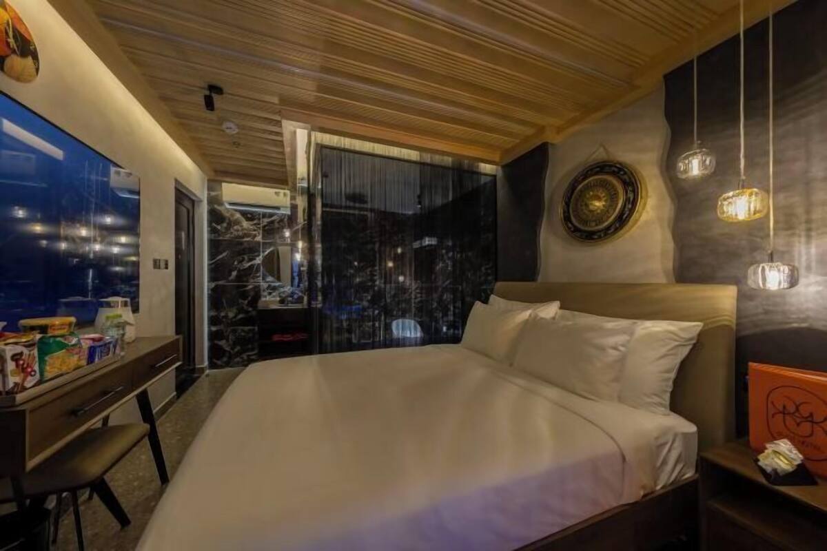 Premium bedding, Select Comfort beds, minibar, soundproofing