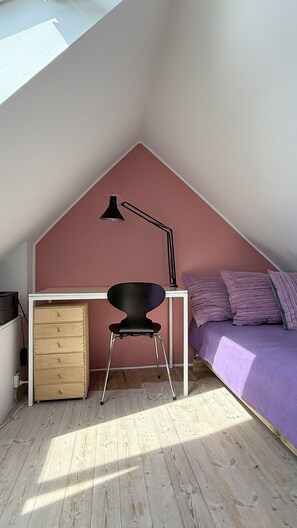 1 habitación, tabla de planchar con plancha y cuna de viaje