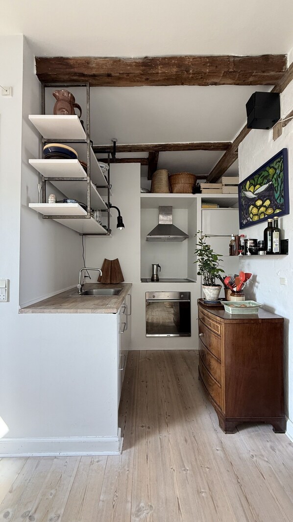 Een koelkast, een oven, een kookplaat, een koffiezetapparaat/waterkoker