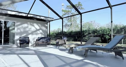 This is it: Red Door Vacay House in Delightful Brandon with Game Room and Pool