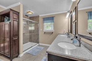 Hair dryer, shampoo - Lookout Mountain Vista | 4 Bedroom Home on 3 acres | 12 miles Cloudland Canyon & Chattanooga (Chickamauga)