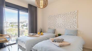 2 عدّة غرف نوم ومساحة عمل للكمبيوتر المحمول ومكواة/لوح كي