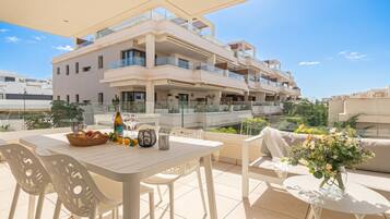 Familienapartment, Mehrere Schlafzimmer, 2 Bäder (Luxury Jardinana Lotus 700m To Beach) | Speisen im Freien