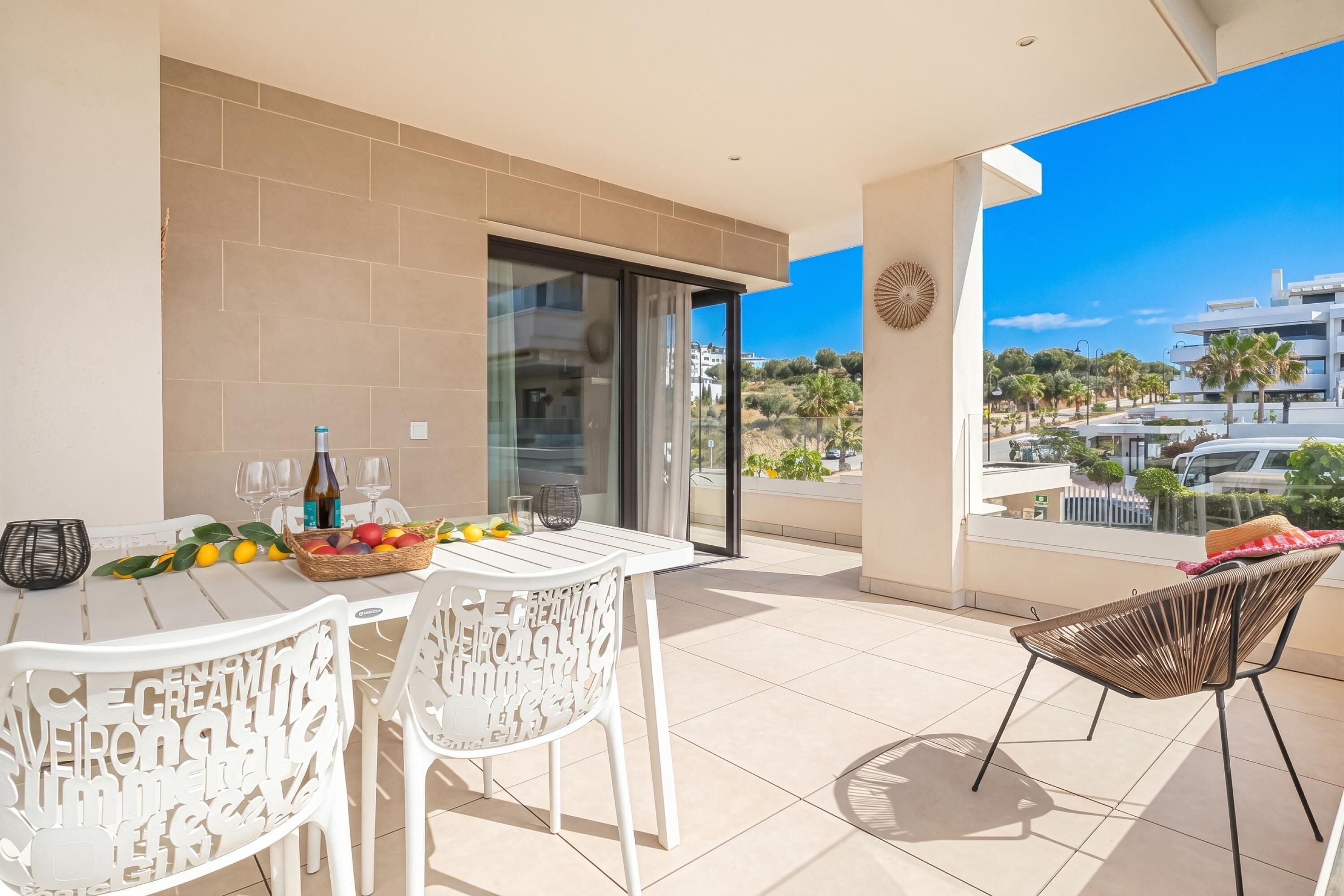 Familie appartement, meerdere slaapkamers, 2 badkamers (Luxury Jardinana Lotus 700m To Beach) | Buiten dineren