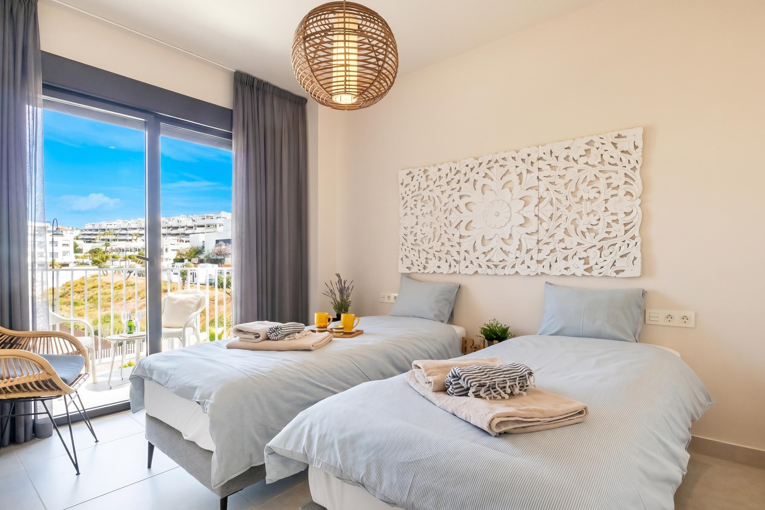Familie appartement, meerdere slaapkamers, 2 badkamers (Luxury Jardinana Lotus 700m To Beach) | 2 slaapkamers, een laptopwerkplek, een strijkplank/strijkijzer