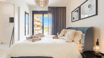 Familienapartment, Mehrere Schlafzimmer, 2 Bäder (Luxury Jardinana Lotus 700m To Beach) | 2 Schlafzimmer, laptopgeeigneter Arbeitsplatz, Bügeleisen/Bügelbrett