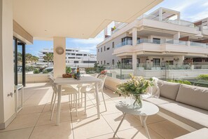 Outdoor dining - Luxury Jardinana Lotus 700m To Beach (Mijas)