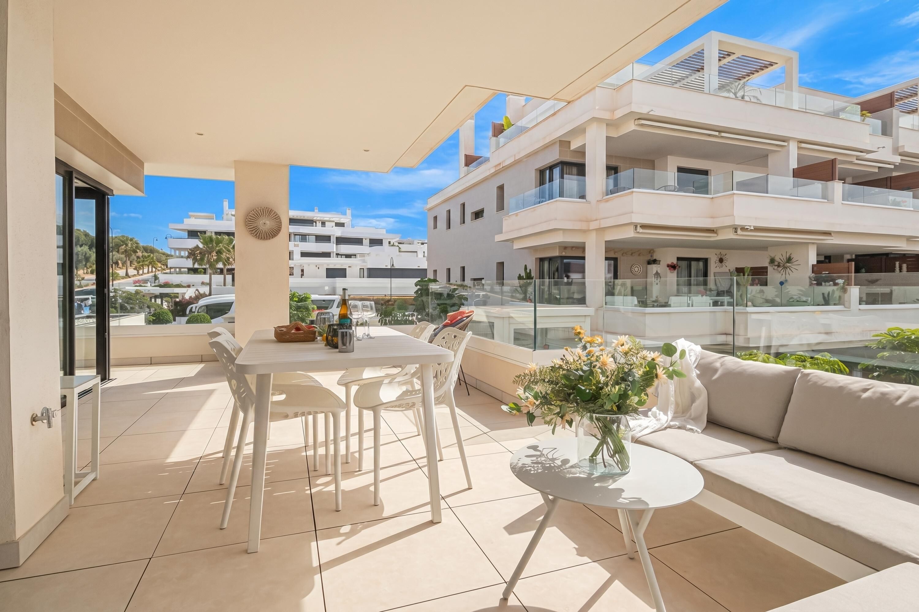 Departamento familiar, varias habitaciones, 2 baños (Luxury Jardinana Lotus 700m To Beach) | Restaurante al aire libre