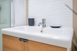 Regadera y secadora de cabello 