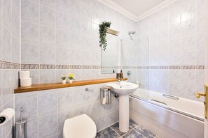 مجففات شعر، مناشف، صابون، ورق حمّام