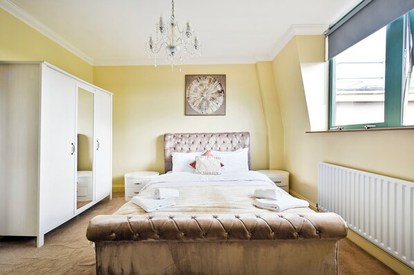 2 عدّة غرف نوم ومكواة/لوح كي وواي فاي وملاءات أسرّة