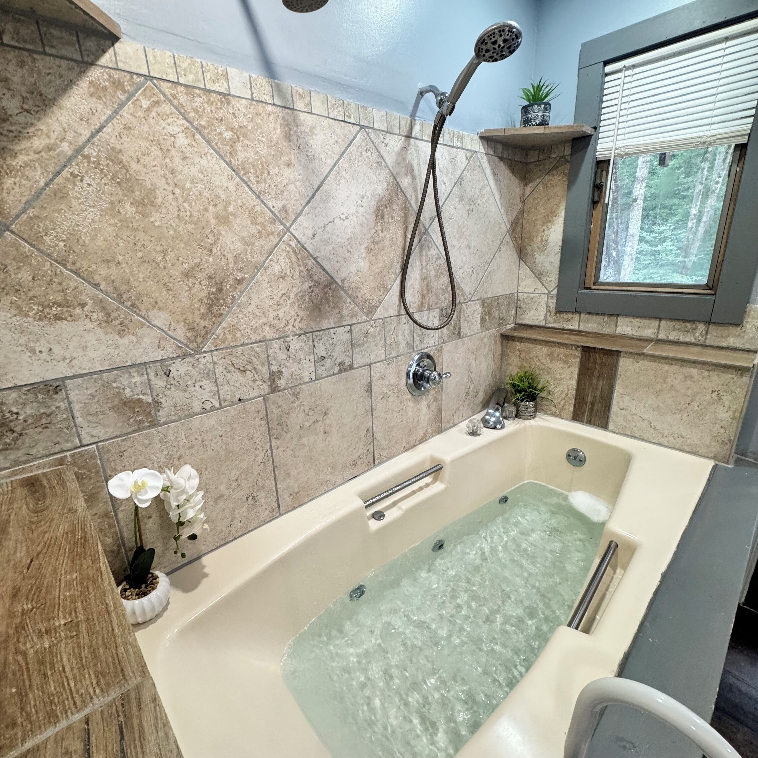 Een bubbelbad, een haardroger, handdoeken, zeep