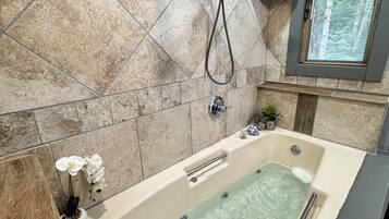 Een bubbelbad, een haardroger, handdoeken, zeep