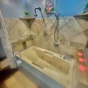 Banheira de hidromassagem, secador de cabelo, toalhas de banho, sabonete