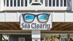 Un bâtiment sur lequel on peut lire l’inscription « Sea Clearly » et qui porte le numéro 3.