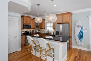 Fridge, microwave, stovetop, dishwasher