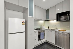 Refrigerador, microondas, horno y parrilla de estufa 