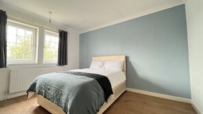 5 bedrooms, iron/ironing board, WiFi, bed sheets