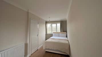 5 bedrooms, iron/ironing board, WiFi, bed sheets
