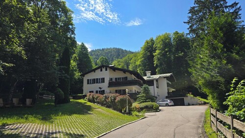 Vacation apartment for 1-2 people, open-plan living/sleeping area with kitchenette, bathroom with bathtub and shower