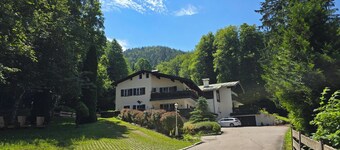 Vacation apartment for 1-2 people, open-plan living/sleeping area with kitchenette, bathroom with bathtub and shower