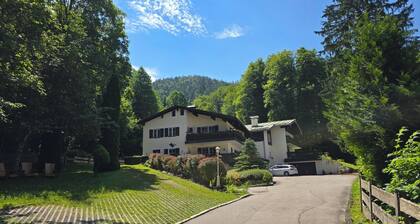 Vacation apartment for 1-2 people, open-plan living/sleeping area with kitchenette, bathroom with bathtub and shower