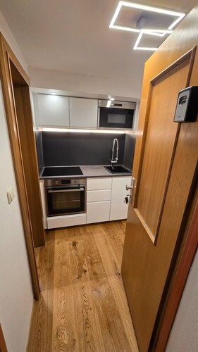 Ferienwohnung für 1-2 Personen, offener Wohn- Schlafbereich mit Küchenzeile, Bad mit Badewanne und Dusche