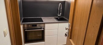 Vacation apartment for 1-2 people, open-plan living/sleeping area with kitchenette, bathroom with bathtub and shower