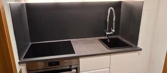 Vacation apartment for 1-2 people, open-plan living/sleeping area with kitchenette, bathroom with bathtub and shower